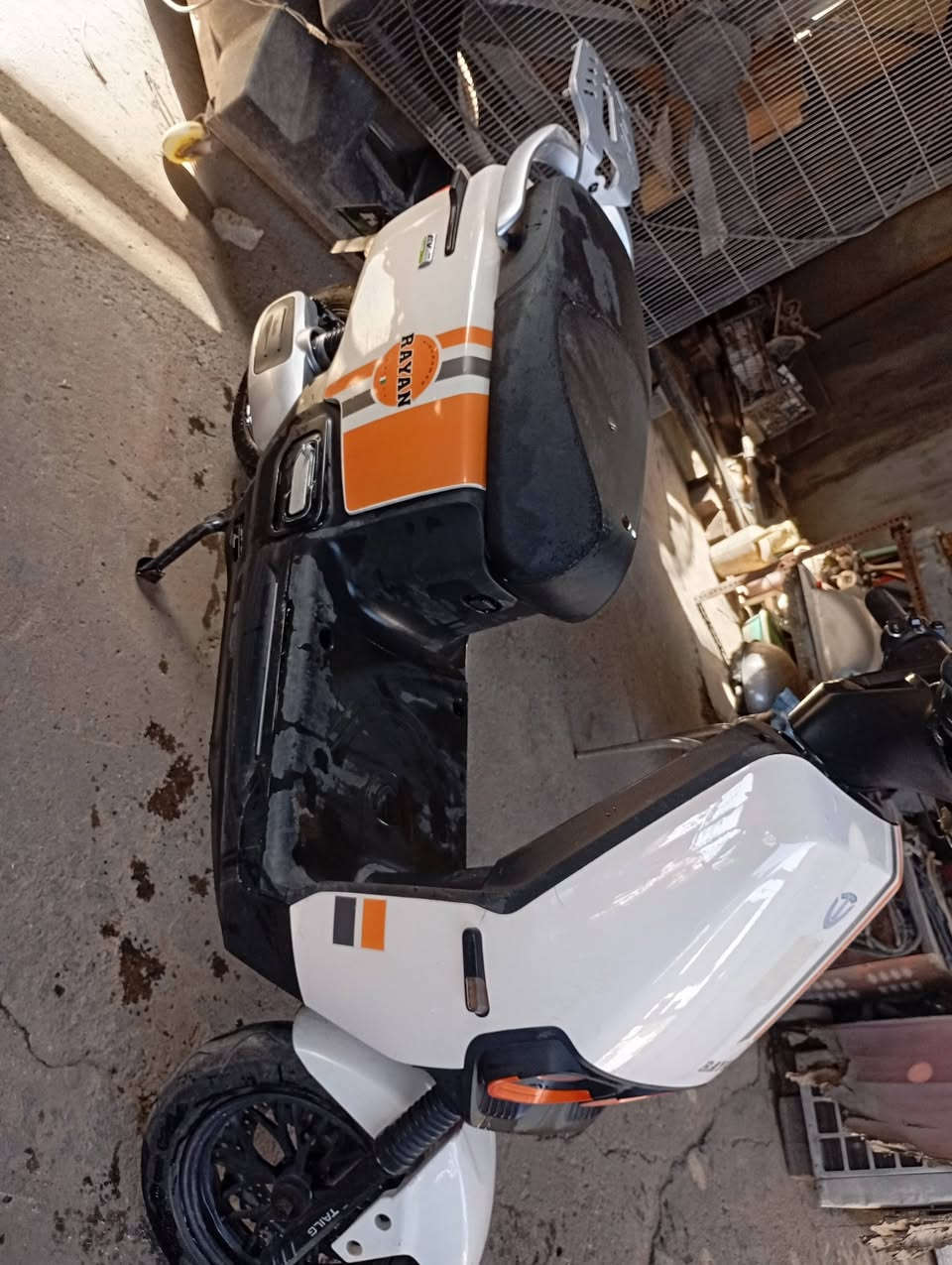 ...للبيع...
دراجه ريان ( ام عيون )
ملف 1200
سرعه 60 حقيقي 
3 سرع
دراجه نقص بطاريات سويجين +بصمه 2 شاحنه الصليه
سعر 400
***********واتساب فقط 
مكاني مدينة الصدر
