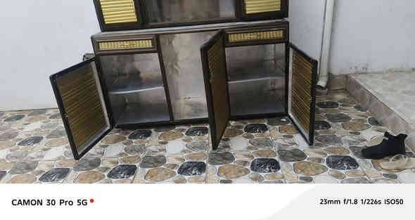 كاونتر المنيوم مستعمل قياس متر ونص ملحقين ارضي ومال حايط يريد اشوية ترتيب سعرة ٩٥ وبي مجال اشوية مكاني بنجا علي ***********
