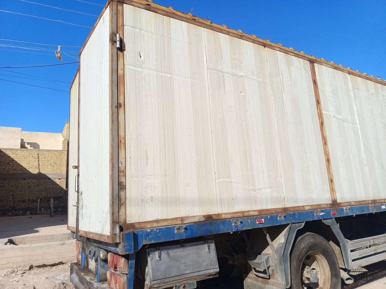 بدي لبيع ٦متر ارضيه جكر حديد قواطع جنل منصوب عليها كرفان سندويج إرتفاع مترين ونص عرض مترين ونص سعر ١٥ ورقه اتصال *********** وات ساب
