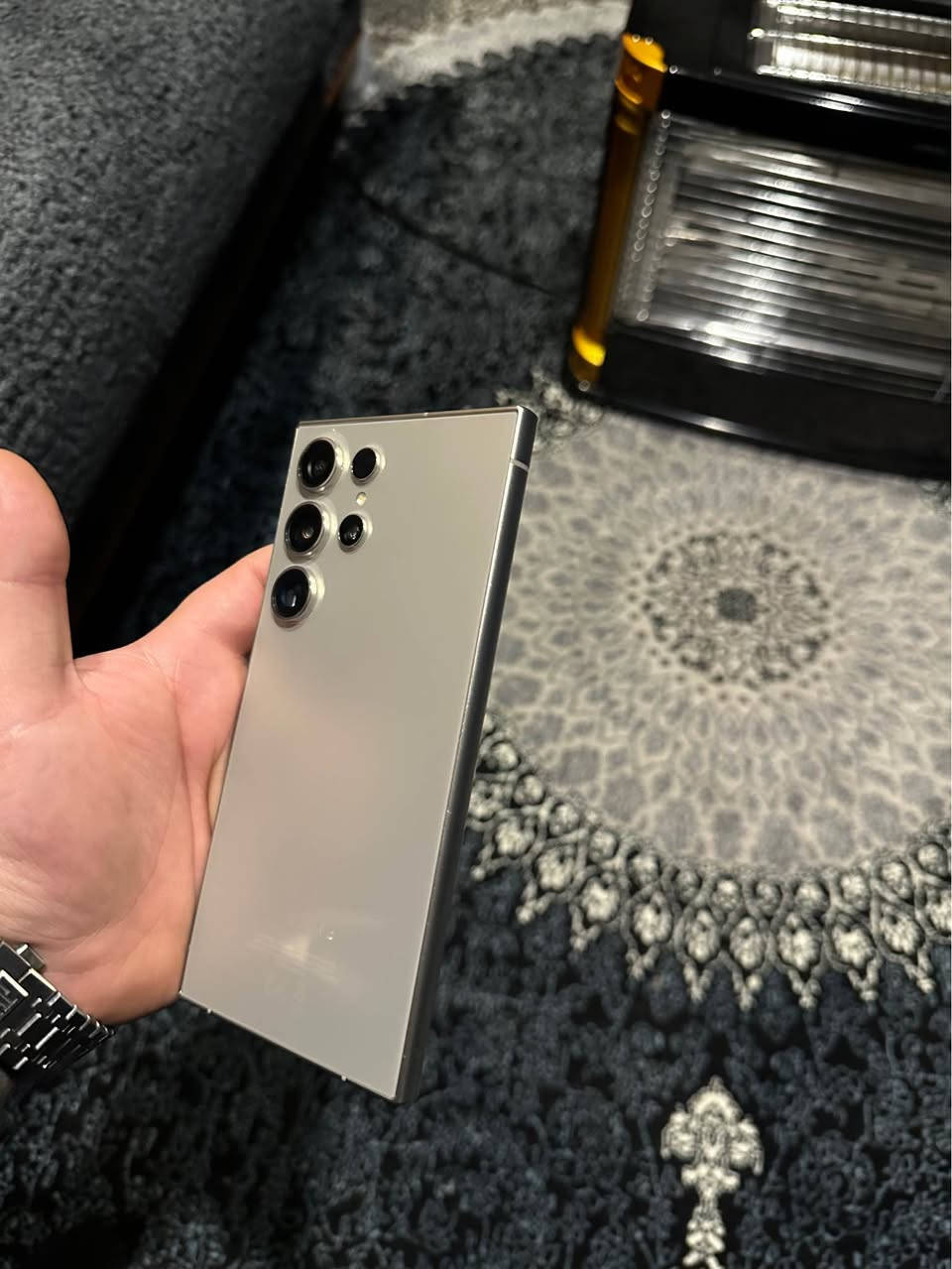 سامسۆنگ S24 ultra ، زۆر خاوێن و بێ کێشە (100/100). ڕام 12 گێگا و میمۆری 256 گێگایە. شةريكةي جيبالة مۆبایلەکە زۆر کەم بەکارهاتووە، 650$ مەجالێکی زۆر کەم
***********

سامسونج S24 ultra ، نظافة تامة 100/100. الرام 12
جيجا والذاكرة 256 جيجا. الجهاز استخدامه قليل جداً و ممتاز، شركة جبال ، السعر: 650$ مجال بسيط جدا 
*********** أربيل, العراق
