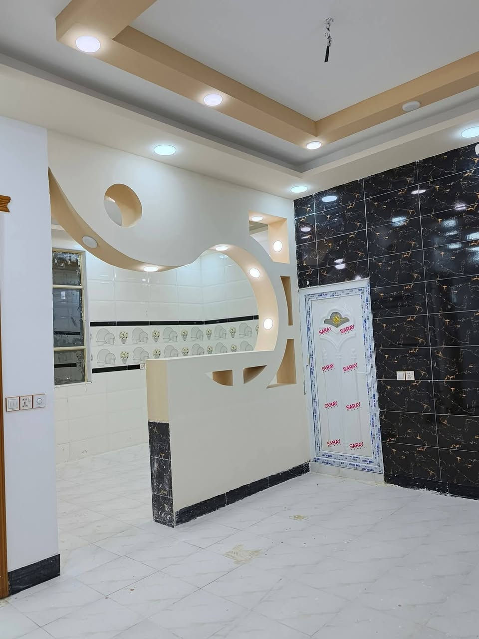 دار للبيع  130م ♦️ (مكتب الخليج للعقار عمود327)
*********** وتساب
***********
✅ مشمول بقرار التطويب 

بسعر /44/ مليون مع المجال/ بل خط الأول قريبه عله شارع العام
موقع /نجف 🏡شارع الحولي مال المطار عمود 327

البناء 🏡 
غرفتين /صاله/مطبخ /ستقبال /صحيات/مكشوفه
بناء مرتب/ اساس + سقف صب  كونكريت + طابوك

ألخدمات 🏡 ماء/كهرباء/مدارس/تبليط/لحد الباب
