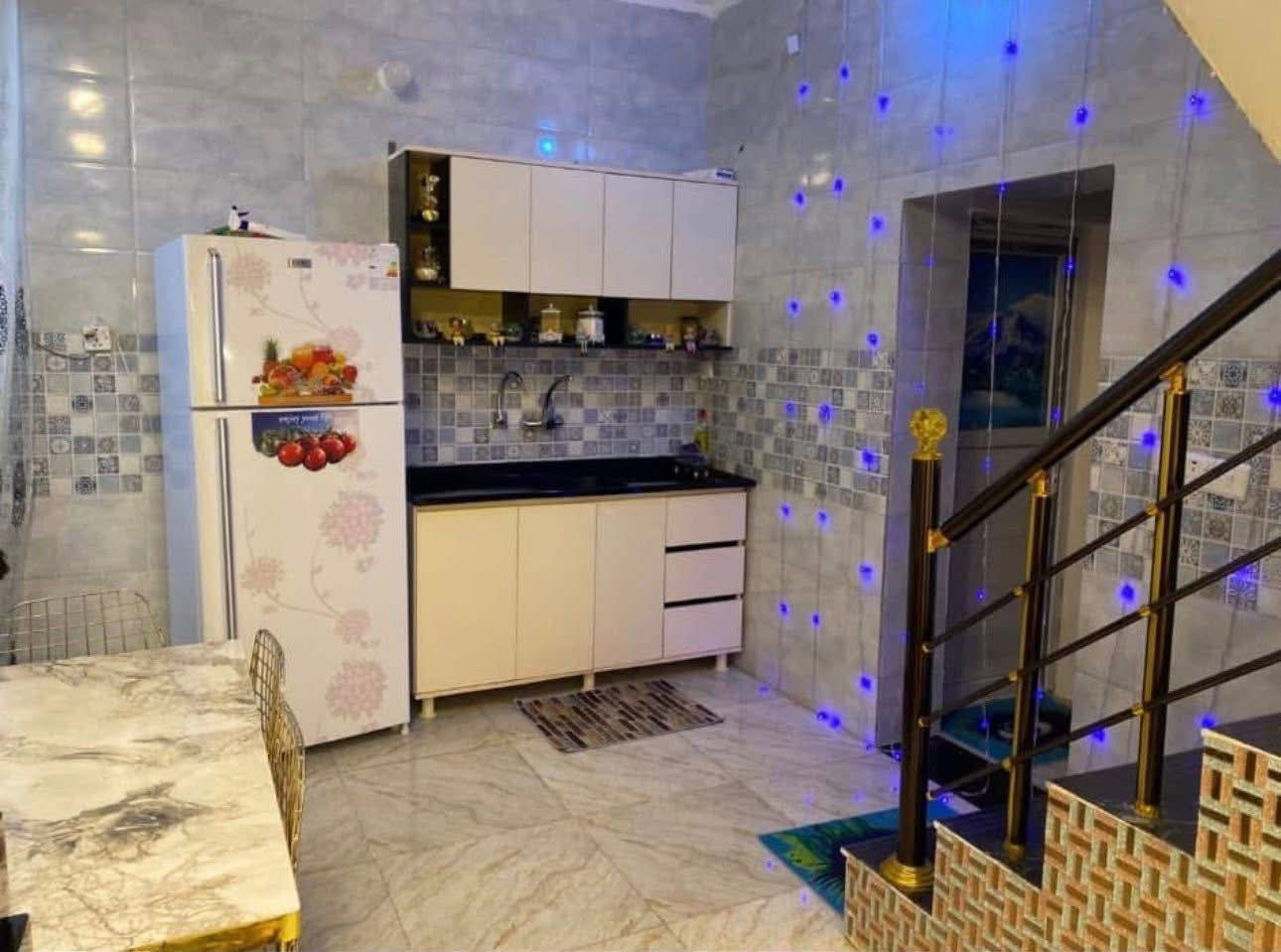 🔥 فرصة ذهبية – دار حديثة للبيع بسعر مناسب 🔥

🏡 دار للبيع في أبو دشير – منطقة الشهداء
بيت أنيق وحديث بناء 2024 بتصميم عصري وديكور راقٍ جداً، تم تنفيذ العمل بعناية عالية وتشطيب فول كوالتي من الداخل، يعطي إحساس بالفخامة والراحة.

✨ تصميم داخلي مميز ومساحات مدروسة تجعل البيت واسع ومريح للسكن العائلي.

🔹 تفاصيل الدار:
• مدخلين للدار
• استقبال واسع وجميل
• مطبخ مرتب وعصري
• 3 غرف نوم مريحة
• توزيع ممتاز للغرف ومساحات عملية
• ديكور حديث وإضاءة جميلة

📍 الموقع: أبو دشير – منطقة الشهداء
منطقة هادئة وقريبة من الخدمات والمدارس والأسواق.

💰 السعر:١٤٠ فقط مناسب جداً مقارنة بالمواصفات والبناء الحديث.
📞 للاستفسار والمعاينة:
راسلنا على الخاص أو اتصل الآن لمعرفة التفاصيل وحجز موعد مشاهدة الدار.

⚡ عقار مميز ونادر في المنطقة – لا تفوت الفرصه

***********
