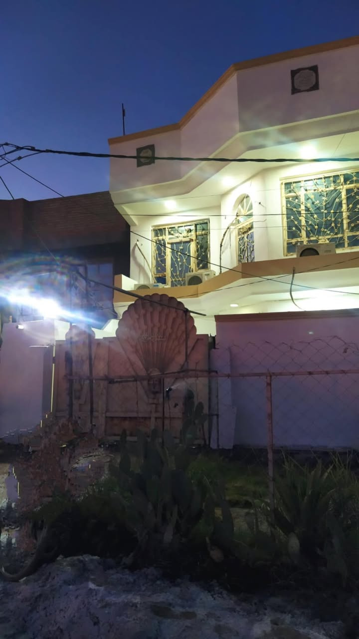 دار للبيع طابو صرف 
موقع مميز 
شارع 80 محيزم خلف مجمع السعبري، يطل على ساحة خضراء..
دار مساحتها 150 متر الواجهة 7.5 متر نزال 20 متر.
مكونة من طابقين 3 غرف مع ملحقاتها ومطبخ في كل طابق وثلاث مجمعات صحية ومخزن واستقبال وحديقة وگراج وحديقة خارجية 
***********
***********
