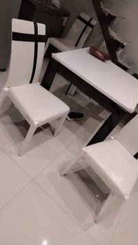 ميز طعام • ٤ كراسي