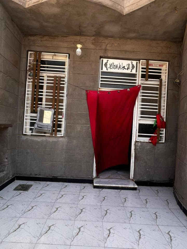 السلام عليكم بيت للبيع مساحة 200متر طابق ونص. الطابق الاول متكون من غرفتين واستقبال كبير وصالة ومطبخ حار وبارد ومجمع صحيات كاملة بداخل بل خارج وكراج لسيارة. الطابق ثاني نص بي غرفتين وصالة ومجمع صحيات.
كربلاء_حي الانتفاضة ثالثة. نوع طابو صرف 
السعر 250 وبي مجال
***********
