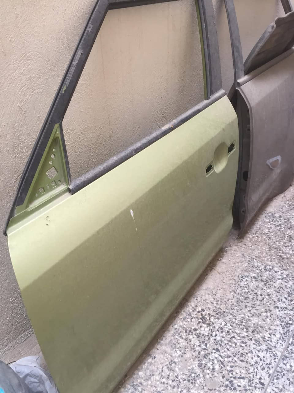 للبيع باب عكس السايق ابيض وباب السايق اخضر وباب خلف السايق جوزي مرشوشات بدون قطرة معجون وبدون ضربة سعر القطعة ٧٥ ألف مكاني الزعفرانية ***********
