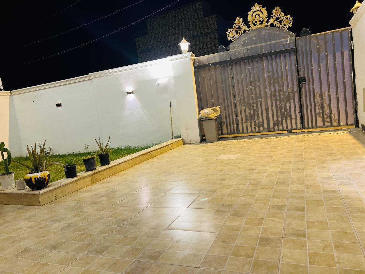 السلام عليكم بيت للبيع مساحته 240 متر طابو زراعي سند 25 طابقين الطابق الاول غرفتين  نوم وهول وصاله ومطبخ وصحيات والطابق الثاني غرفتين نوم وهول وصاله ومطبخ وصحيات وطارمه وحديقة البيت ركن تبليط العنوان زوير الغربي خلف البنزين خانه بته قريب على اليهوديه بناء حديث درجه اولى موقع مميز تفاصيل اكثر مكتب حكيم عبدالله للعقار والمقاولات *********** بي واتساب أو خاص موجود
