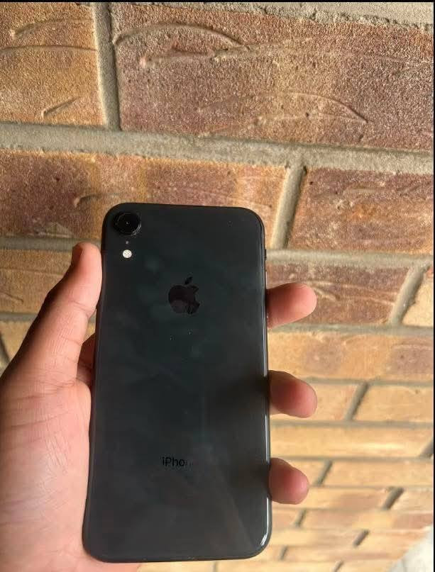 السلام عليكم ايفون إكس أر الجهاز نورمال شرط وضمان بلاد  ذاكره ١٢٨ البطاريه ٧٦ الجهاز لون اسود نموذج Mامريكي شرط نضافه ميه بل ميه للبيع للمراوس شعندك نزل السعر ١٨٠ وبي مجال بسيط والجهاز شرط *********** مكاني العلم
