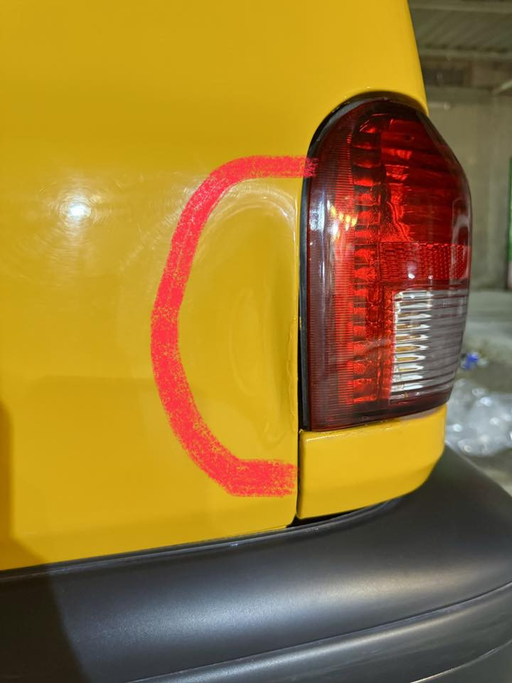 السلام عليكم سايبه للبيع 2025 سياره زيروه مدوشمه عام يم الدلو اليساره بيه بس رصعتين موضحن بل صوره سعر 76 وبيه مجال  ***********
