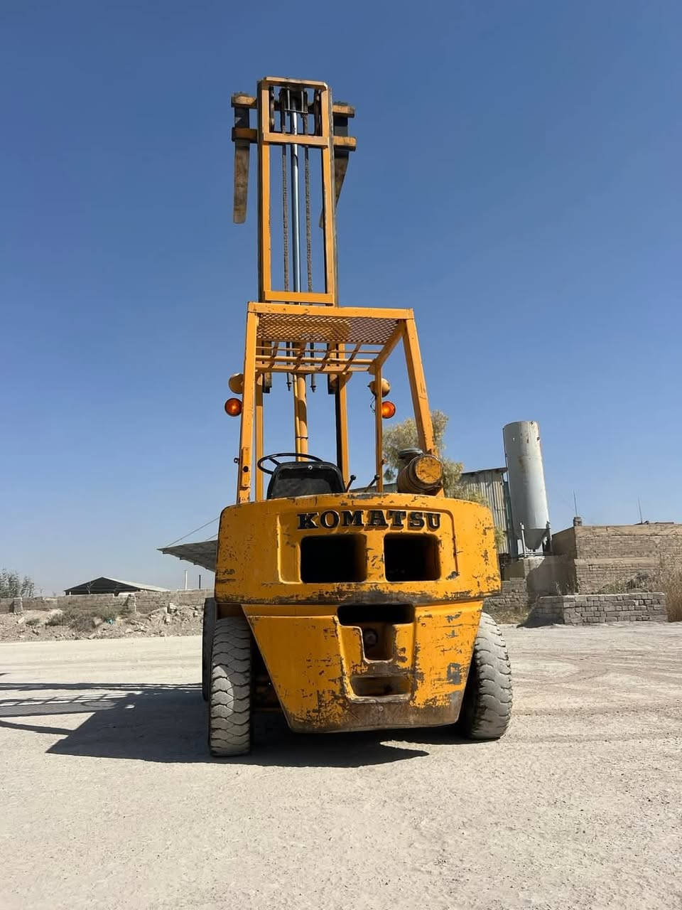 لسلام عليكم
للبيع شوكيه كوماتسو
حركتين جب عالي جاهزه
السعر ٥٥ وبيها مجال المكان نجف

***********
***********
