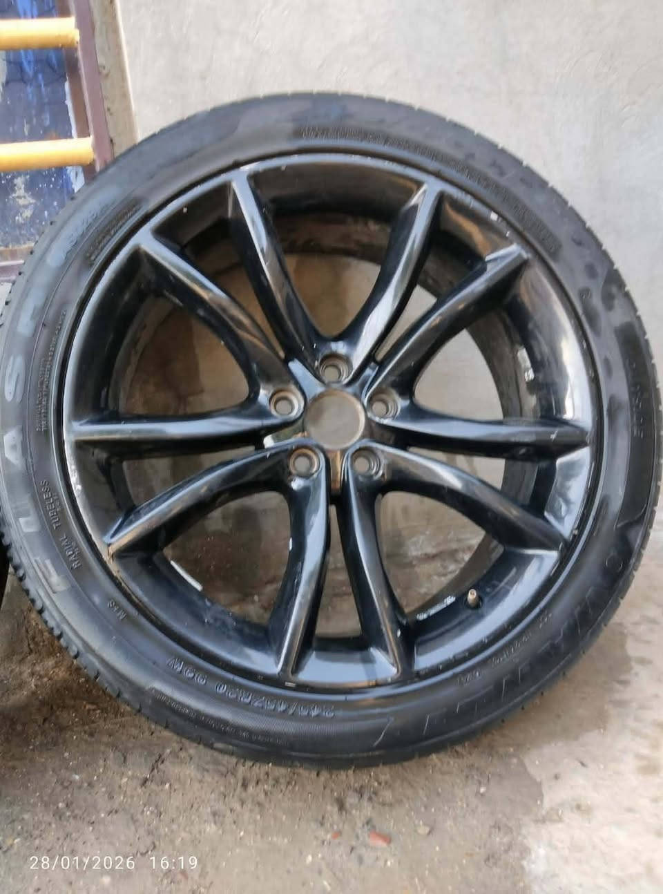 السلام عليكم للبيع تخم وياله حجم 20 وحجم 18جاهزه بدون عواج وبدون تصليح تايرات نظافه 90با100 حتى حساساتهن وياهن للبيع فقط‏‪***********‬‏
