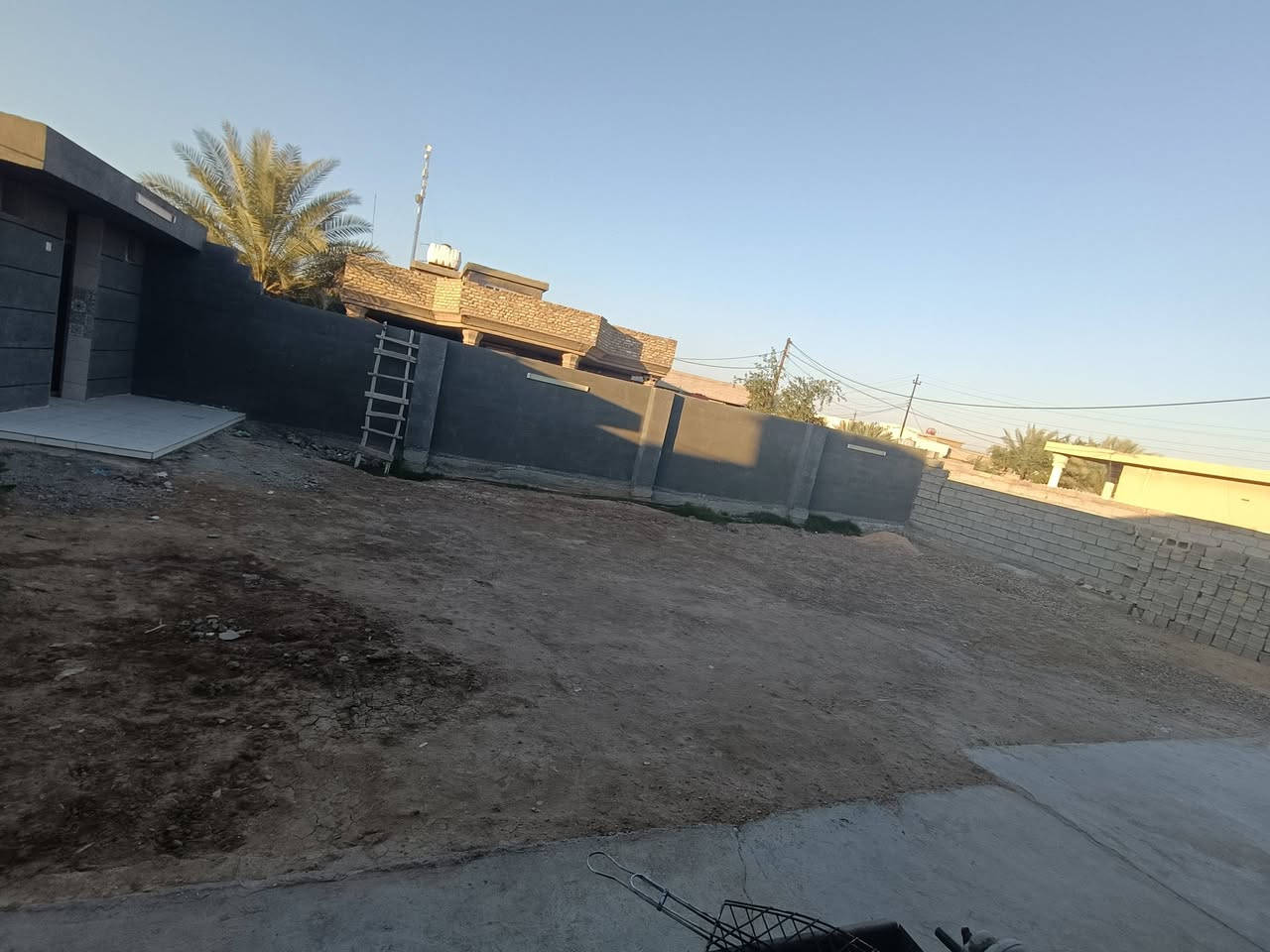 سلام عليكم يوجد قطعة ارض للبيع المساحة الكلية 600م مع بيت كبير يحتوي على تلث غرف نوم كبار واستقبال كبير صالة حمام مطبخ خارجي حمام خارجي جنس الأرض زراعي عقد 17 منطقة سكنية ويوجد كافة الخدمات ماء كهرباء طريق مولدة سحب سوق العنوان بغداد _تاجي _ قرب من مطعم خيرات الرحمن سوق تاجي اقرب نقطة دالة مدرسة السرور 
الواتساب ***********_***********
