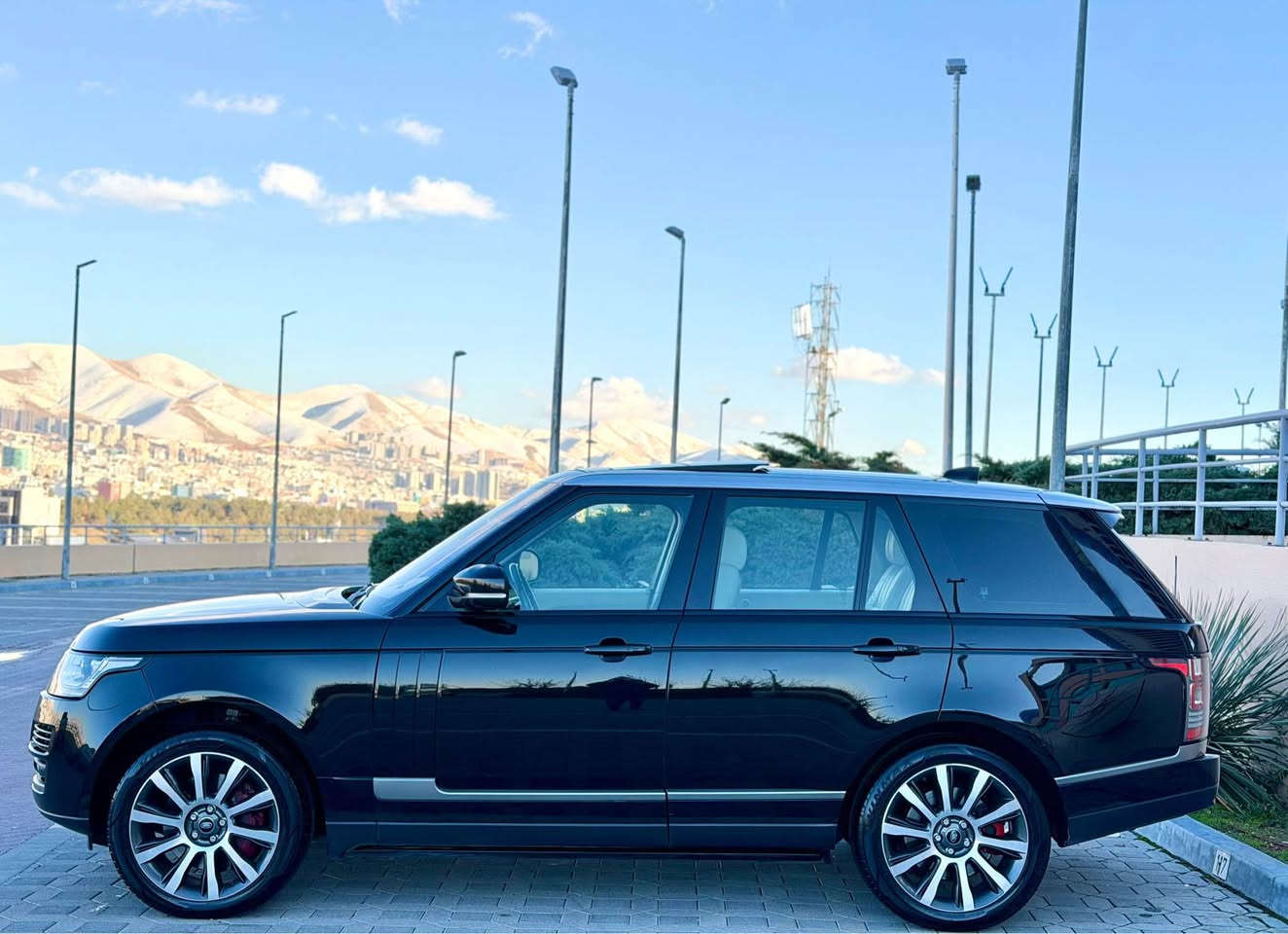 Range Rover Voge   2017 autobiography

خليجي شريكه سردار زمان دولي بصمتين موجود

سيارة اسود  سقف  رصاصي بلادي

ملاحظه:سياره من شريكه ايدوحده بشرط احلي من صور اذا مجان هيج اطيك مصروفك سياره كلش جديد

سعر مناسب ماكو نظافه بي هيج سعر ٣٤٨ بلاش بلاش ورقه مجال

❌سياره بدون صبوغ بدون تبديل بدون رصعه بدون شخت ❌بشرت حتي دعميات بشرت مابيها صبغ 
 
فول مواصفات

رانج روفر فوك  
 موديل 2017 
ماشيه 120 الف كم 
محرك ٨ سلنر سوبر جارج اقوه محرك مكفوله كفاله
-----------------------------
مواصفات 
بانوراما
سترين تحكم
داخل  جلد كريمي داخل جديد 100/100   
كشنات جلد كهرباء و خزن
كشن تدفئه تبريد
دواخل ليد ٨ الون
مراية رادار
صندق شفت
٥كاميرا
بصمه
كير اوتوماتيك و عادي و سبورت
اربع نضام دفع رباعي
دبلات جبريس حسب رغبه تريد سياره عاليه وناصيه
بريك بصمه 
_________________________________________
كير و محرك بشرط مابي اي نواقص تبريد تاقم صدر كله بشرت ترايى حتي بصره  دينار مابيها مصرف

سياره رقم دهوك بي اسمي سنوي رقم  جديد تحويل بشرت
____________________________________

سعر  ٣٤٨ مجال بسيط ما كو هيجي بالسوق 

مكان سياره سليمانيه

***********
***********

************************************************
Range Rover Voge 

نرخى مناسب بلاش   ٣٤٨ ورقه مجال بسيط 
سەیارەکە ڕەشی سەقف ڕەساسی بیلاد 
  تيبيني : سه ياره له سه ر ده قى شه ريكه ى ماوه ته وه هيج شتيكى ده ستكارى نه كراوه هه موو بيلاديه سه ياره كه له ره سمه كان جوانتره 

مه كينه ى ٨ بستونى سوبره جارج  
 
موصفات فول 

سلايد
سلاجه
120 هه زار كم روشتووه
كوشن هيتر
كوشن جلدو ناو كريمى داخلى ١٠٠/١٠٠   
كوشن كاره باو خه زن 
سندوق شفت
ناو ليد و ٨ ره نك
شاشه
 ٥كاميرا
ده بله كانى جوبه به رزو نزم ٣ موده
سوكان فوليوم 
گير ئوتوماتيك و عادى و سبورت
موصفاتى ره نج مه عروفه .......
_______________________________________
گيرو مه كينه ى به شه رت يه ك خه له لى تيانيه بى نو قسانيه ته بريد تاقم بيش به شه رت تاقم تايه و ويلى شه ريكه تازه يه يه

سه ياره كه ره قه م دهوكه ته حويل و وكاله ى به شه رته سه نه وى ره قه مى تازه يه  تا ٢٠٣٠ به ناوى خومانه
______________________________________
بى بوياغ بى كرانه و بى سارد ده عمى بو ده عمى به شه رت قه تره بوياغى نيه ته نانه ت ده عميه كانيشى بوياغ نيه به شه رت

سعرى  ٣٤٨   ورقه و مجاليكى كه م 

***********
*********** السليمانية, العراق
