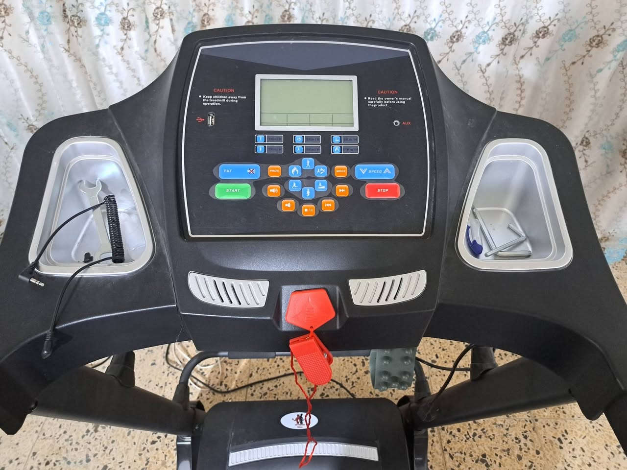 جهاز جري  star Baghdad fitness- 120k
 شاشة لمعرفة السعرات الحرارية
 قياس نبضات القلب
 المسافة المقطوعة 
الزمن المقطوع 
 مفتاح امان للاطفاء الفوري
 سرعة عالية 11.0
 رجاج تكسير شحوم
 شناو بطن اواكس
قرص دوار 
دمبلصات 1k عدد اثنين
 بلوتوث -شاحن موبايل- شاحن حاسبة
الاستعمال: اسبوعين تقريبا
 سعره 400 الف 
العمارة متوفر توصيل محافظات
ما متواجد على الفيس التواصل على ***********
