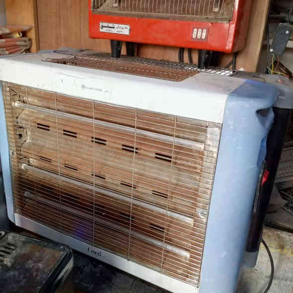 يوجدصوبات كهربائيه 
وصوبات نفطيه 
نظيفات وكامله 
يوجد تصليح صوبات كهربائيه وتصليح وتنظيف صوبات نفطيه 
عنوان سبع البورالثمنتالاف شارع الطيار الرقم ***********
