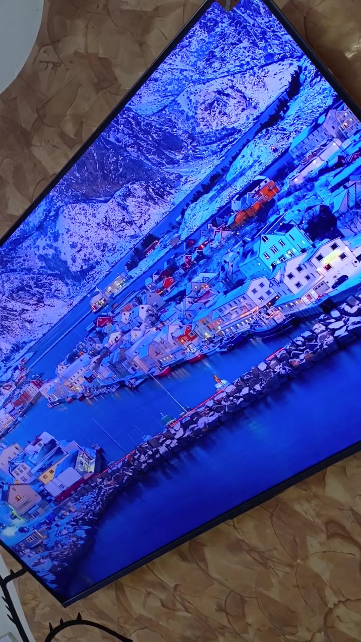 الحجم: 55 بوصة. ***********
دقة العرض: 4K UHD (3840 × 2160).
نوع الشاشة: QD-Mini LED مع تقنية QLED.
معدل التحديث: 144Hz أصلي، مع دعم VRR حتى 240Hz للألعاب.
المعالج: AiPQ Pro لتحسين الصورة والذكاء الاصطناعي.
تقنيات HDR: Dolby Vision IQ، HDR10+، وHLG.
الصوت: نظام ONKYO 2.1 بقوة 40 واط (2×10W + 20W Subwoofer).
تقنيات الصوت: Dolby Atmos وDTS Virtual:X.
النظام: Google TV مع متجر Google Play، ومساعد Google، وChromecast مدمج.
المنافذ: 4 منافذ HDMI (منها HDMI 2.1 مع eARC)، ومنفذا USB، وWi-Fi، وBluetooth 5.4.
مميزات الألعاب: Game Master، وALLM، وAMD FreeSync Premium، ودعم 4K@144Hz.
التصميم: إطار نحيف جدًا (Ultra Slim Desigمشاهدة الأفلام بجودة عالية.
ألعاب PS5 وXbox Series X.
ألوان قوية وتباين ممتاز بفضل تقنية Mini LED
