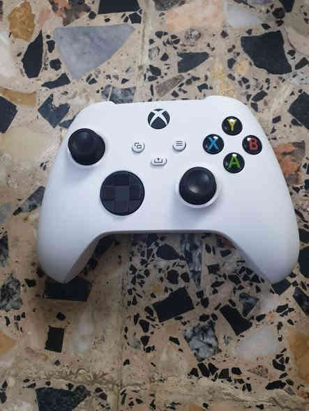 السلام عليكم
ثلاث جوستكات اكس بوكس سيريس للبيع 

1- الاولى : جوستك الجهاز الاصلية اللي تجي وية الجهاز بالكارتونة و الجهاز مشتريه صارلي 5 اشهر و سعرها 45 ألف

2- الثانية : هم جوستك الجهاز الاصلية مال جهاز اخوي مشتريه صارله فترة بس بدلت بيها الكير (الانالوغ) الايسر الى مغناطيسي بعد ما صار بيه درفت و هسة شغالة 100% و سعرها 40 ألف

3- جوستك اصلي وية كارتونته و شغال 100% و مستخدم قليل كلش و سعره 45 ألف

* الثلاث جوستكات شغالات 100% 
* الثلاث جوستكات اصلية و ما بيها واحد تجاري و ثنين منهن اللي يجن وية الجهاز 
* الثلاث جوستكات استخدام شخصي 
* عادي ابيع مفرد مو مشكلة

العنوان : بغداد / البلديات / شارع المصرف 
للتواصل : ماسنجر او واتساب *********** او اكتب بالتعليقات و أني اجيك خاص
