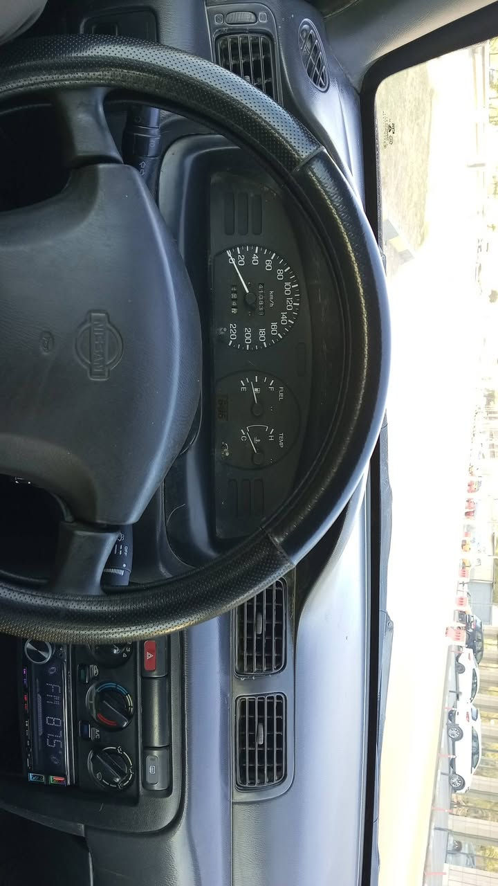 السلام عليكم للبيع سيارة نوع نيسان سني موديل 2000 اللون احمر رقم بغداد الجديد سنوية جديدة السيارة كير عادي مكينة بيهة تنقيص بصيط جاهزة مابيهة اي نقص تخم تاير جديد وصدر امامي وخلفي جديد باتري جديد كهربائيات كلهة شغالة تبريد ثلج داخلهة كلش نضيف بس كشرهة جارد وبيهة شوية خياسات السعر 30 وبيها مجال بسيط العنوان بغداد الرقم ***********
