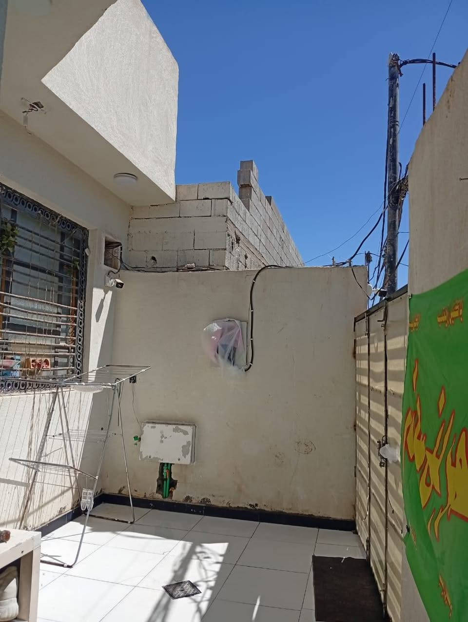 بسم الله الرحمن الرحيم يعلن مكتب عقارات الاخوين عن دار للبيع بصره قضاء شط العرب منطقة اليوبه طابو صرف زراعي بسم عراقي المساحه 125متر استقبال وغرفتين ومطبخ وصاله ومجموعة صحيات للستفسار على رقم ***********
