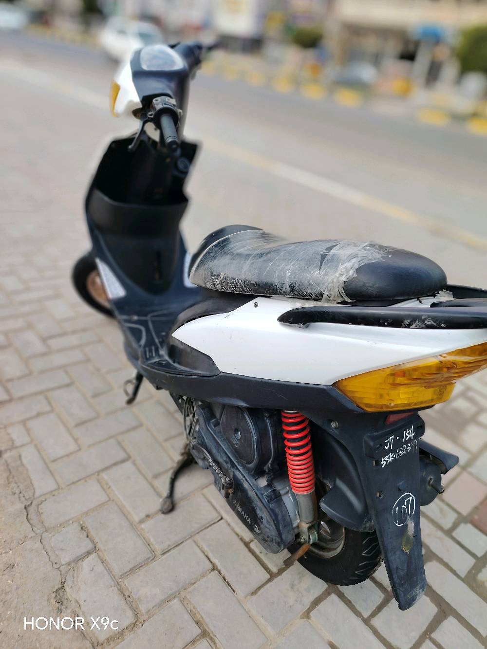 دراجة نارية نوع سكوتر بحالة جيدة للاستخدام، لونها أسود وأبيض مع لمسات ذهبية على العجلات والمصابيح الأمامية.

المزايا:
- تصميم أنيق ومناسب للحركة في المدينة.
- مريحة في القيادة.
- اقتصادية في استهلاك الوقود.

مناسبة للعمل أو للاستخدام الشخصي، متوفرة بسعر منافس.