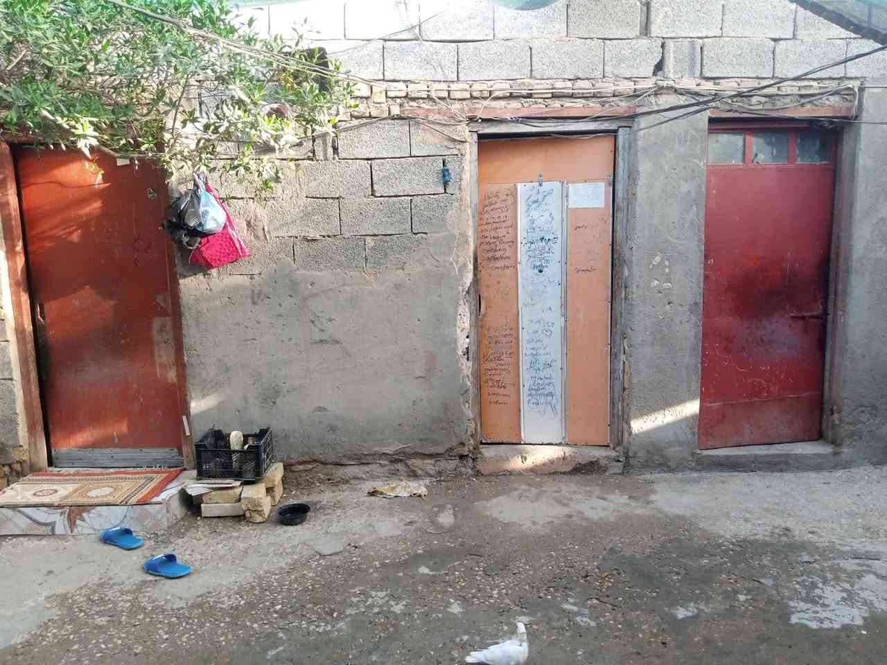 سلام عليكم ..بيت 200متر المبني 120ولباقي 80, غرفتين// ومطبخ //وديوانيه غير مكتمله   وصحيات مبني بلوك بحي الحسن قرب مركز الكرادي الا ستفسار //***********

