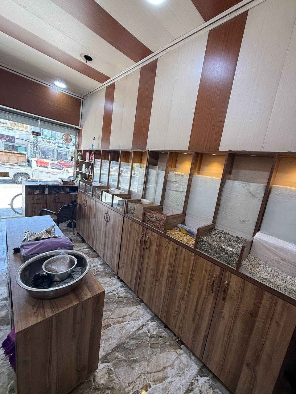 ديكور محل جرزات للبيع
يتكون من 11 دولاب خشبي مع قطعة علوية على شكل رف لكل دولاب 
خشب ثقيل و جديد و بحالة ممتازة  مع ميز وسطي  و زاويتين و رف خشب جداري 

للتواصل ***********

العنوان:  برطلة ـــ المدخل الرئيسي
