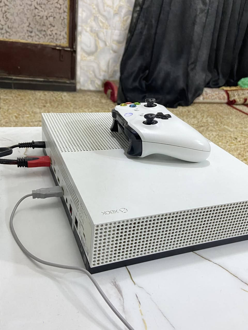 السلام عليكم جهاز XBOX ONE S ذاكرته واحد تيره الجهاز مافتوح نضافه 95% يجي وي الجهاز حساب بيه اشتراك كيم باس شهرين ونص ويجي ويا ماوس كيبورد وجويستك وحده وشاحنه بطاريه ويكبل مال جويستك البطاريه تشحنه مره تطول اسبوع وشاحنه بطاريه الجهاز سعره ١٧٠ مكاني بغداد 
واتساب ***********
