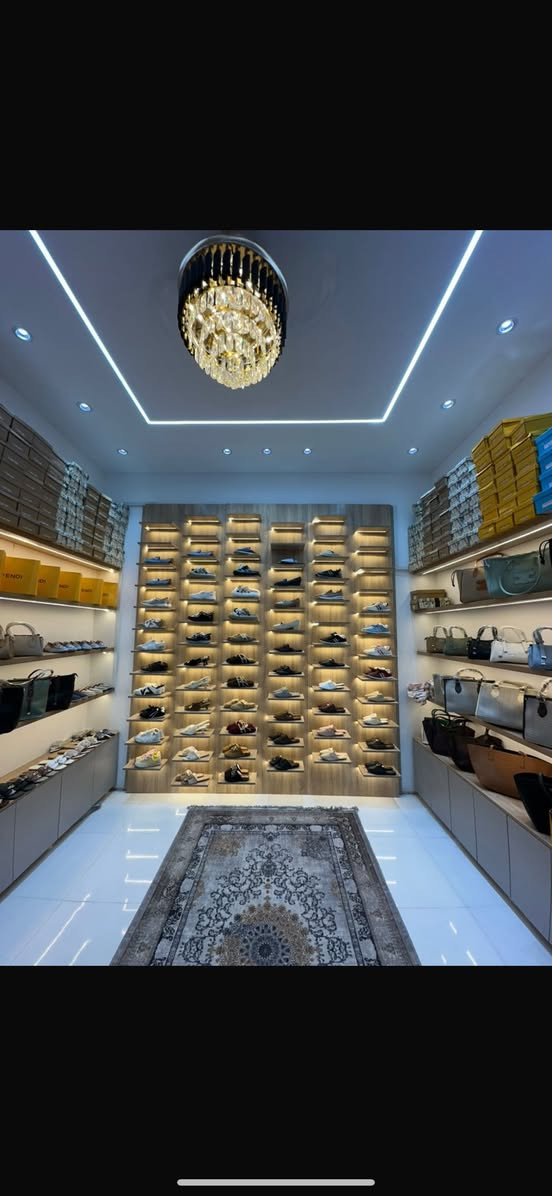 متوفر رفوف محل أحذية وحقائب ما صارلة مدة من ركبته شهرين ونظافة90% للتواصل *********** المكان البصرة /كرمة علي /سوق حي الرسالة للتواصل واساب او اتصال
