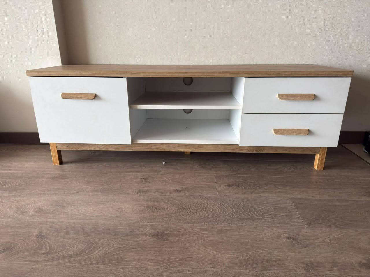 Kitchen table 103×76 cm 

Tv table 145×45×50

Two white chairs أربيل, العراق


**إذا كنت صاحب هذا الإعلان وتريد حذفه لأي سبب، رجاءا أرسل رسالة إلى الدعم الفني**