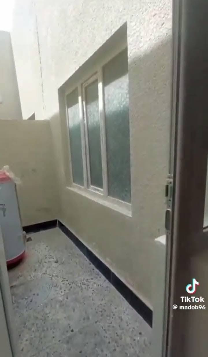 السلام عليكم بيت في مجمع ميسان للبيع مساحه 200متر كامل بنكات مغاسل كيزر ماطور ماء الاتصال على الرقم *********** ملاحضه بيع اوتحويل كفيل باسمه
