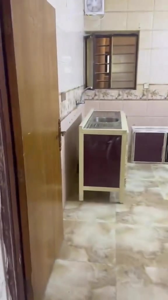 سلام عليكم
شقة طابق ارضي طلاب فقط🙋🏻‍♂️
📍منصور - حي دراغ - 5 دقايق مشي تبعد عن جامعة التراث 
التفاصيل داخل الفديو 
للتواصل واتساب ***********
