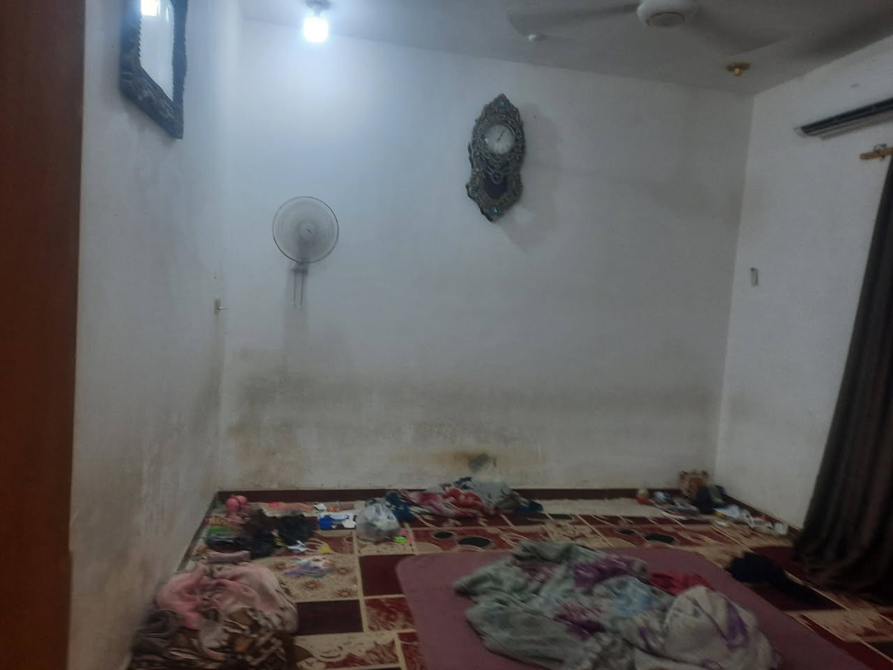 بيت للبيع ١٠٠م ركن طابق واحد مطلوب لصندوق الإسكان ٣٢مليون النواقص اشتايكر السطح والستاره والدرج والباقي جاهز من الداخل والخارج العنوان الإسكان الصناعي حي المهندسين خلف روضة الافياء ت***********
