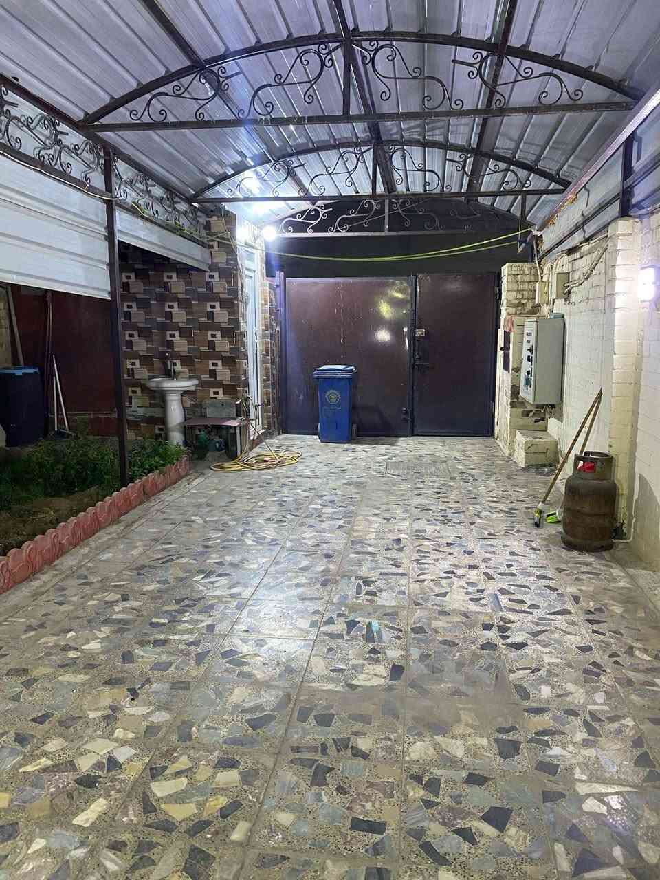 دار سكني لبيع // يوجد دار للبيع المساحة ( 180) متر مربع والواجهة ( 6) متر والنزال ( 20) متر / طابو ملك صرف مستقل / نظيف جدا جاهز للسكن / يقع في منطقة بغداد الجديدة / شارع المسبح مقابل مطعم الطربوش / منطقة البناء الجاهز / محلة ( 717 ) زقاق ( 40) دار ( 26) / يقع ضمن عرض فرع ( 8) متر / يتكون من مدخلين ومن طابقين /( الطابق الأرضي ( غرفة نوم واسعة واحدة واستقبال كبير فيه سقوف ثانوية ومطبخ وصالة وخدمات مشتركة ومنور واسع الجميع مغطى بمادة السيراميك والطابق الأعلى فيه غرفتي نوم عدد ( 2) مع خدمات صحية مشتركة وسطح عدد( 2) شتايكر / والدار يتكون من كراج واسع وحديقة فيها نافورة وخدمات صحية مشتركة وللعلم ان أرضية الدار كاشي نظيف والابواب خشب صاج وابواب الخدمات تركي والشبابيك المنيوم // والدار جاهز من جميع النواحي واي استفسار يكون الاتصال على الرقم ( ***********) ومن الله التوفيق
