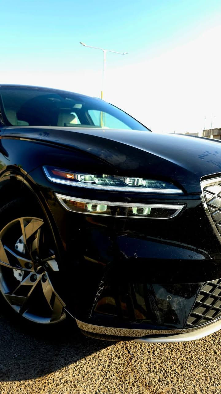Genesis gv70 advanced 2025 electrified
جنسس gv70 كهربائية بالكامل ٢٠٢٥ فئة الادفانس 
محركين كهربائيين (أمامي + خلفي)
نظام دفع رباعي AWD
قوة أساسية: 429 حصان
مع Boost Mode تصل إلى 483 حصان
عزم دوران: 700 نيوتن متر تقريباً (516 lb-ft)
تسارع 0-100 كم/س 4.2 ثانية
تعليق إلكتروني ذكي يقرأ الطريق بالكاميرات
بطارية: 77.4 kW
شحن AC منزلي 240V من 0-100% خلال 8 ساعات
شحن سريع DC 800V من 10% إلى 80% خلال أقل من 20 دقيقة تقريباً
جنوط ألمنيوم 20 إنج
مصابيح LED كاملة
إضاءة نهارية LED
مرايا كهربائية مدفأة
سقف بانورامي كامل
باب خلفي كهربائي ذكي
حساسات أمامية وخلفية
كاميرات محيطية 360°
مقاعد جلد
مقعد السائق كهربائي 10 وضعيات مع خزن Memory
مقعد الراكب كهربائي 8 وضعيات
تدفئة وتبريد للمقاعد الأمامية
تدفئة للمقاعد الخلفية
تدفئة للستيرن 
تحكم مناخي ثلاثي المناطق
شاحن لاسلكي للموبايل
إضاءة داخلية فاخرة Ambient Lighting مع الوان متعددة و متخصصة 
ستارة وصندوق خلفي واسع 28.7 قدم³ 
بردات بلادية للمقاعد الخلفية 
شاشة معلومات وترفيه 14.5 إنج
Apple CarPlay
Android Auto
نظام ملاحة Navigation
شاشة كاميرات أمامية وخلفية وجانبية
نظام صوتي 8 سماعات من شركة lexicon
أوامر صوتية
Remote Smart Parking (صف السيارة بالريموت)
Digital Key لفتح السيارة بالموبايل
مثبت سرعة ذكي Adaptive Cruise Control
المحافظة على المسار Lane Keep Assist
تنبيه الخروج عن المسار
مراقبة النقطة العمياء Blind Spot Monitor
تنبيه حركة خلفية Rear Cross Traffic Alert
فرملة طوارئ أوتوماتيكية
مراقبة انتباه السائق
مساعد الاصطفاف الذاتي
10 وسائد هوائية 
السيارة جديدة و كامله من كل النواحي 
كلين تايتل بدون حادث 
ماشية 5000 ميل 
الشحنة الوحدة تمشيك 438 كيلومتر حقيقي
السعر ٣٣٠ ورقه وبي مجال 
للتواصل ***********
