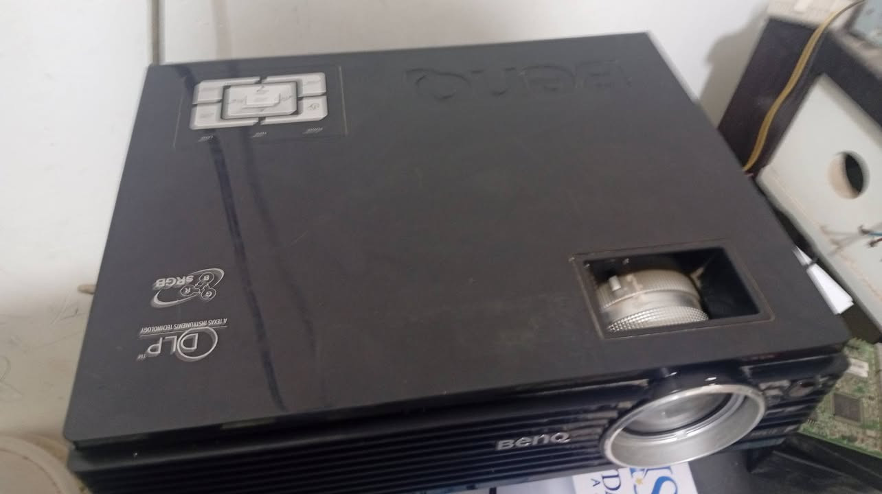 داتا شو مستخدم قليل نوع benq
شغال انطي سعرك وبالعافيه 
***********
