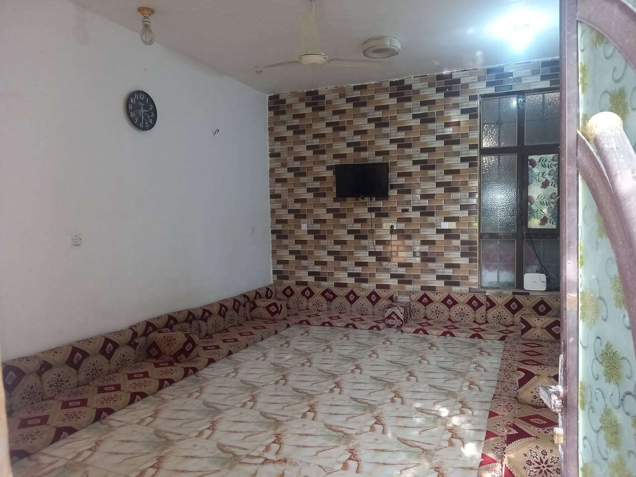 بيت مساحته ٣٢٠ متر الواجهة ٢٠ والنزال ٢٥ يتكون من غرفتين وصاله ومطبخ واستقبال وصحيات خارجيه وداخليه بناء حديث سيراميك حدايق عدد٢ العنوان كوت البيضاء يبعد عن السدة مال الكارضيه ٥٠٠ متر السعر ٧٠ مليون وقابل للتفاوض البناء كله طابوق رقم الهاتف صاحب البيت *********** 
اني مكلف بالنشر
