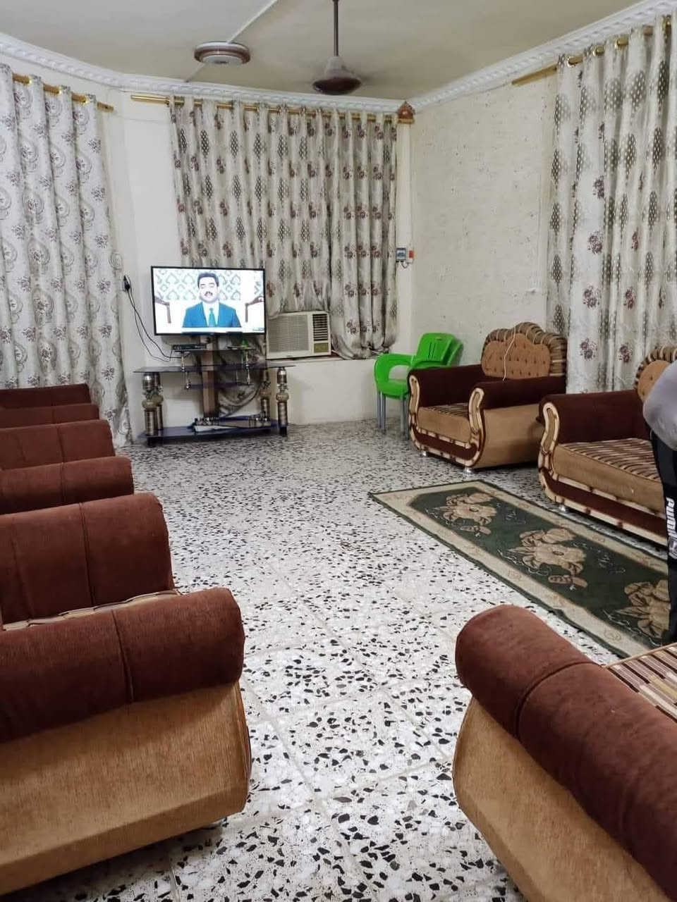 بيت للبيع مساحه ٣٦٥ م طابو زراعي سند ٢٥   حله  نادر ثالثه   مقابل محطة عرفان ميبعد عن شارع رئيسي ٣٠٠مترر
طابق واحد يحتوي على:

غرفتين نوم 5×4

وصاله6×4

ومطبخ3×5

وهول8×4

ومجمع صحيات 3×3

وحديقه كبيره 

وكراج سيارات مساحه ٨٠ متر

للإستفسار اكثر ***********
***********

 السعر ١٢٣ وبي مجال
