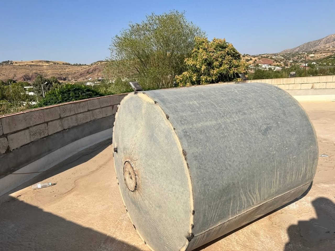 بەناوی خوای گەورە 
چاک کردنی هەموو جۆرە تانکییەکی ئاو لە شوێن خۆیدا 
ئایە تانکیەک دابگریت لە سەربان بیبەی بۆ لای وەستایە چاکی بکات بیهێنیتەوە بیخەیتەوە سەربان چەن تاکلیف دەکات چەن عەزێتی دەوێ بۆ ئەوەی پێویست نەکات بەم هەموو عەزێتە پەیوەندیمان پێوە بکەن***********

