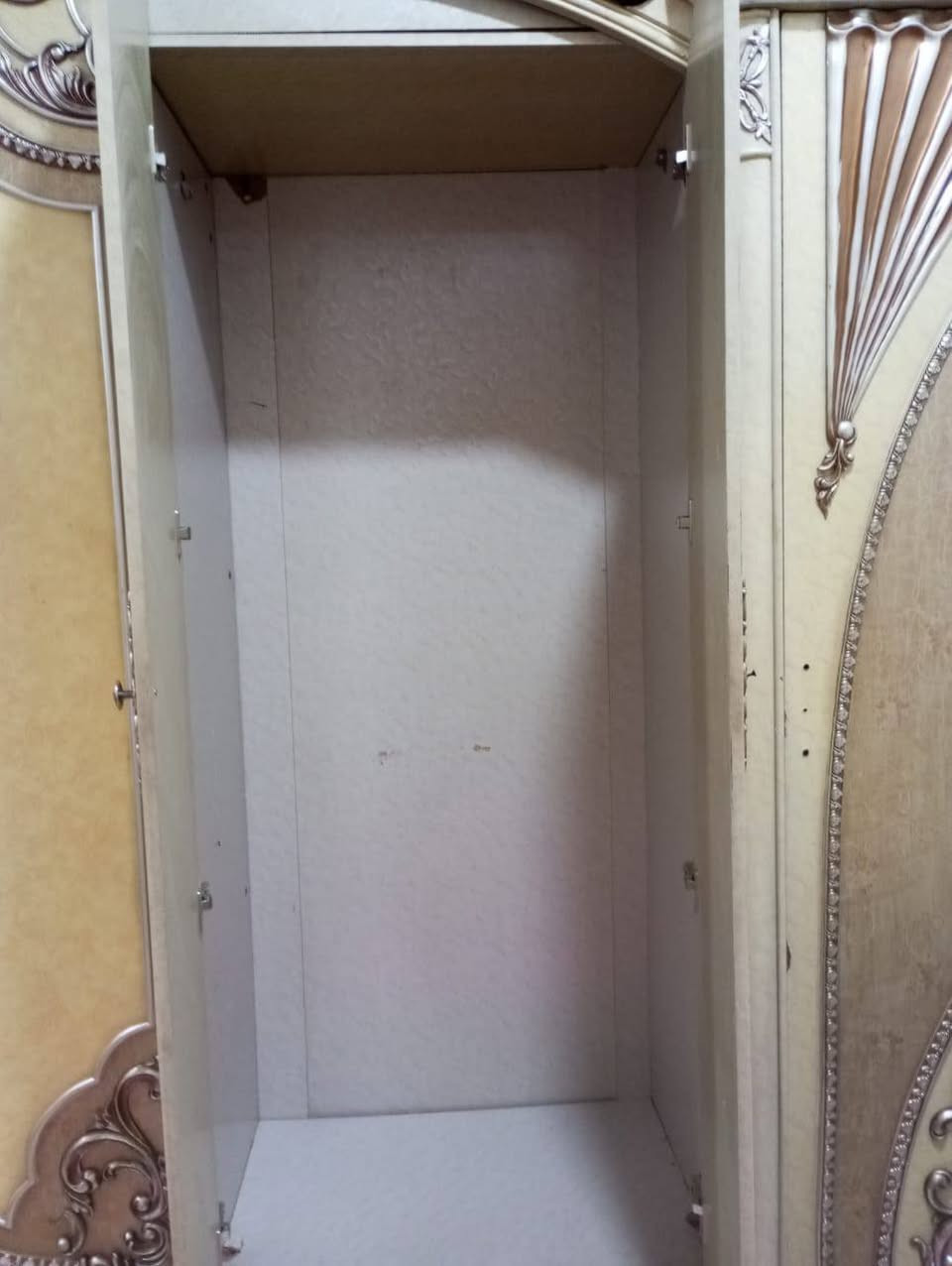 غرفه اخشاب للبيع سعر ٣٥٠مع الدوشك بيها مجال لاستفسار مراسله وتساب عله هذا رقم ***********حله حي الجزائر
