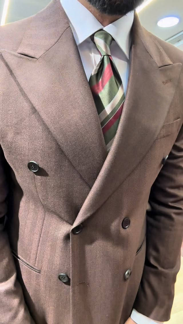 ⁨	⁨علق تم  ويوصلك السعر
بدلة سراوين (HERRINGBONE) قماش 🇮🇹
بغداد المنصور  طابق الاول مقابل علاء حداد ***********⁩⁩⁩
