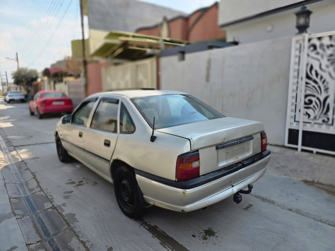 الموصل ناحية برطلة 
السلام عليكم للبيع اوبل فكترا موديل 1992 رقم اجنبي نينوى  والسيارة باسمنا محرك 16 بشرط كير عادي بشرط طخم تايرات السيارة بيها صبغ جماليه فقط بدون ضرر السعر 40 و بيها مجال 

***********
