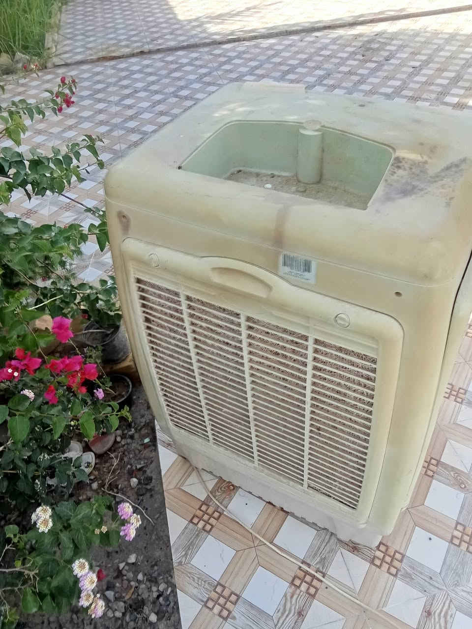 مبردة بلاستك للبيع زغيره شغاله وبارده ثالج كلشي ماعوزها بس ليف
سعر 35 قفل مكاني النصر 
***********
بس رمشلي وخابرك

