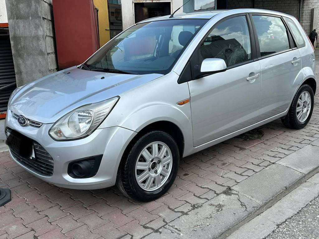 فوردي فيگو ٢٠١٣ ره قه م و هه زه ي تازه يه سه نه وي دومانگه به سه و جوه گير و مه كينه ي به شه رت بيو دواي تازه داگيراوه چوار بارجه و دو په له ي بوياخه. به و شه رته ي هيج ناوي نه گر تبي له سه ر شوخت كراون راسمي هه مويم لايه هي مالي خومانه ٤ ساله لای خۆمە
***********
*********** السليمانية, العراق
