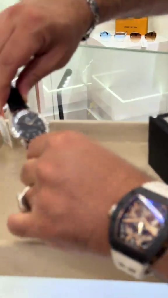 #ساعات #الغيث_متجر_الهدايا_الفخمة #fyp #patekphilippe #بغداد 


**إذا كنت صاحب هذا الإعلان وتريد حذفه لأي سبب، رجاءا أرسل رسالة إلى الدعم الفني**