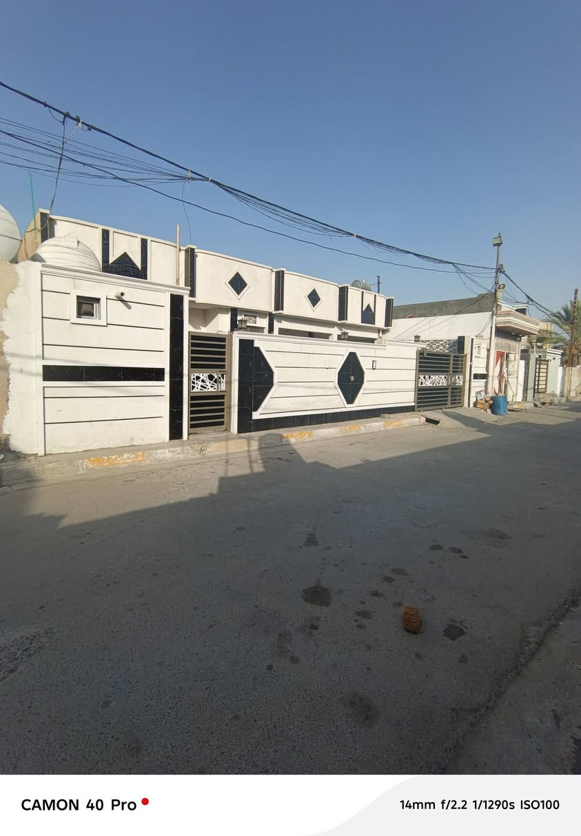 للبيع بيت في حي الجولان مقابيل مدرسه ام المساجد خلف افران تبارك مساحه الدار 360متر طابو ملك صرف 
السعر 185وبيه مجال بصيط 
***********واتساب 
***********واتساب
