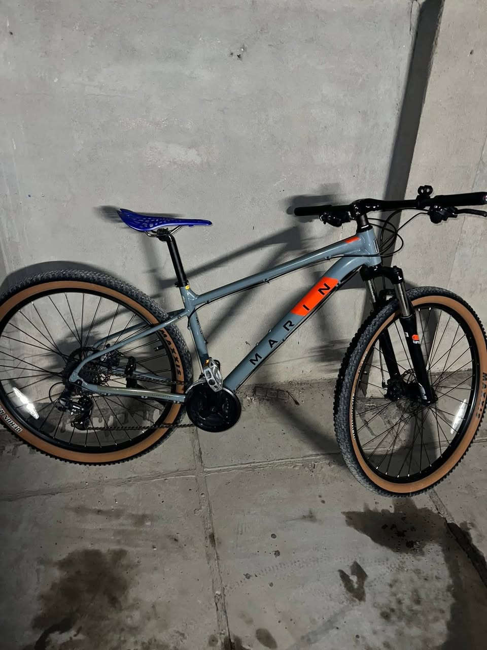 • النوع: دراجة جبلية (Hardtail MTB)
• الماركة: Marin
• الإطار: ألمنيوم 6061 خفيف وقوي  ￼
• الشوكة الأمامية: ممتص صدمات 100–120mm  ￼
• العجلات: 29 إنش
• الرنقات: ألمنيوم Double Wall  ￼
• الإطارات: عريضة 2.2 – 2.4 للطرق الوعرMaxxis rekon race   ￼
• السرعات: 8 – 10 سرعات (Shimano)  ￼
• الكرنك: أمامي 1x أو 3x
• الكاسيت: 11–48T  ￼
• الفرامل: ديسك Pro max￼
• المقود: مستقيم (Flat / Riser)
• الستيم: 31.8 مم
• وزن الدراجة: تقريباً 13 – 15 كغم
السعر 600 الف
رقمي ***********
