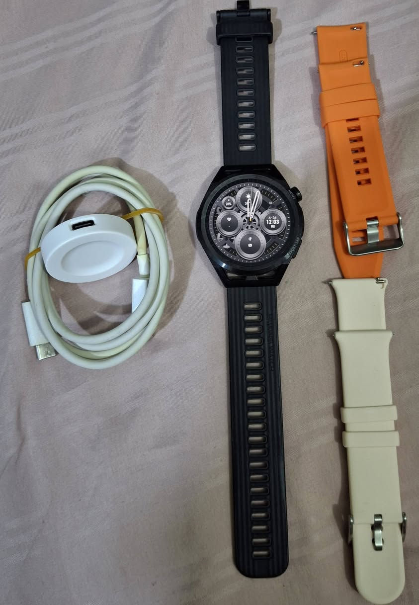 ‏ ساعة Huawei Watch GT Runner
‏التصميم: خفيفة جداً (38.5 جرام) ومصممة خصيصاً للعدائين لتقليل مقاومة الهواء والوزن.
‏الشاشة: دائرية من نوع AMOLED مقاس 1.43 بوصة بوضوح عالٍ.
‏نظام التتبع: تقنية TruSeen 5.0+ لدقة عالية في قياس نبضات القلب وتتبع الـ GPS (دعم خمسة أنظمة أقمار صناعية مزدوجة التردد).
‏البطارية: تدوم حتى 14 يوماً في الاستخدام العادي، وحوالي 7 أيام مع الاستخدام المكثف.
‏الميزات الرياضية: خاصية "مدرب الجري الذكي" (AI Running Coach) وتحليل قدرة الجري ومعدل ضربات القلب بدقة احترافية.
‏التوافق: تعمل مع أندرويد وiOS.
‏إضافات: مقاومة للماء (5ATM)، استقبال المكالمات عبر البلوتوث، انصال وواتساب  وتخزين الموسيقى.ونظام خرائط
‏استخدام قليل 
‏وياهه 2 سير اضافي اصلي من هواوي 
‏وياه شاحن وكيبل 
‏سعرهه 140 
فقط بيع بدون مراوس 
‏مكاني بغداد رقمي ***********
‏
‏
‏
