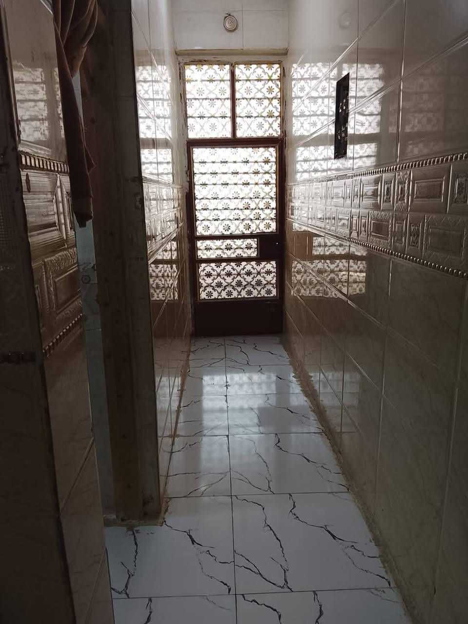 السلام عليك الدار للبيع في منطقه ٣/١٠ بصف التراث البياع المساحة ١٠٠ متر الواجهه ٥ نزال ٢٠ البيت طابقين طابق الاول كامل غرفة واستقبال وصاله كبيره وصحيات ومطبخ ومنور وطرمه وطابق الثاني غرفتين وصاله كبيره وصحيات بس طابق الثاني مامسقف مخدومة مي ومجاري وكهرباء بس تبليط ماكو موبايل ***********
