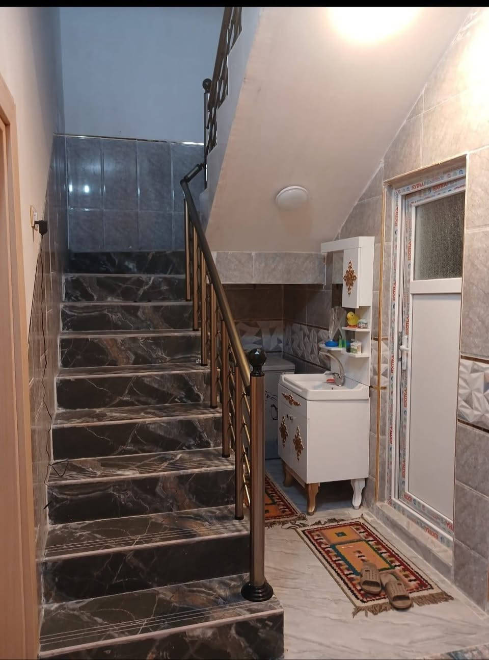 بيت زراعي ركن مرقم بلدية مساحة ٢١٠ متر قرب مدرسة الاماني طابق واحد غرفتين نوم كبير استقبال وهول صحيات  عدد ٣  حمام عدد ٢ مطبخ كبير + مطبخ حار بيتونه كبير ٥×٧ بناء ٢٠٢٤ فول كاشي  مواد  درجة أولى بناء هندسي مصبوغ  وجاهز  الخدمات ماء كهرباء مجاري  
استفسار  اتصل ***********
