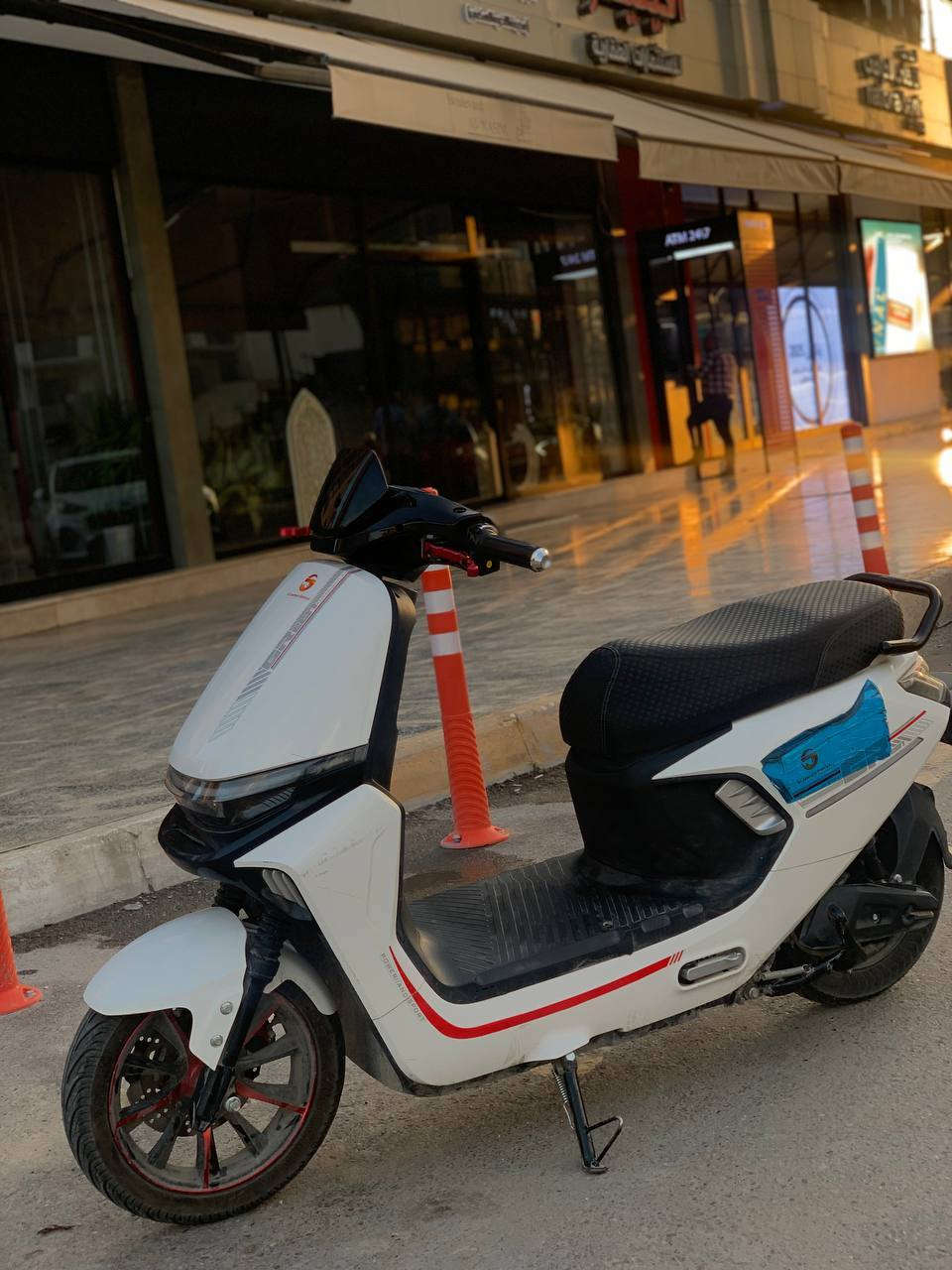 للبيع دراجة كهربائية شحن 
استخدام بسيط جداً 
بطارية: 72V ليثيوم
ملف :2000
المسافة: فل شحن يمشيك تقريباً 70 كم
شاشة ديجيتال لمتابعة السرعة والبطارية
فرامل ديسك أمامي وخلفي
إنارة LED + إشارات
نظام R البك
مكان كرسي واسع لشخصين
وبيها هواي مواصفات بعد 
الموقع: بغداد
السعر: 850 الف 
للتواصل: ***********
